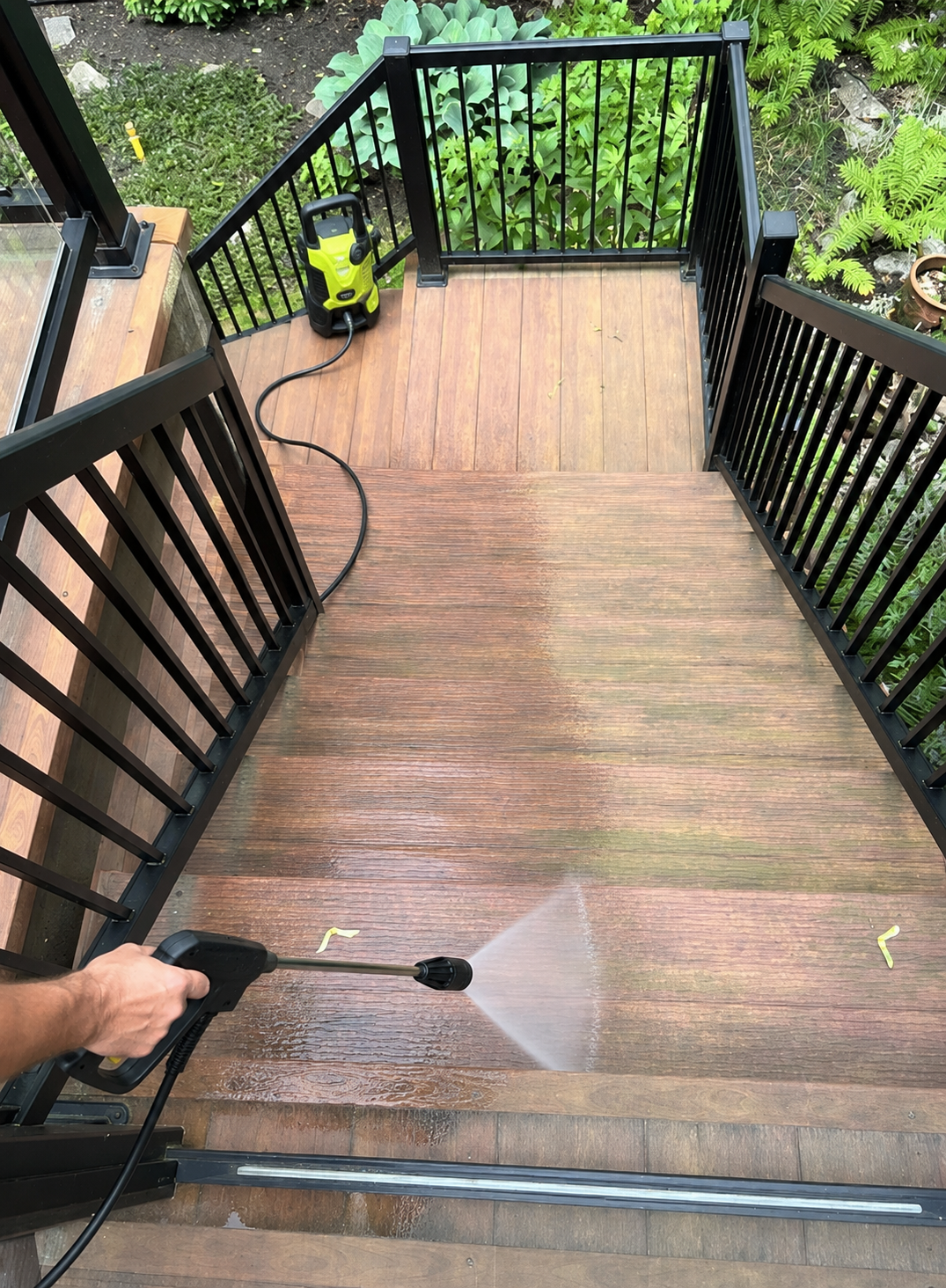 Nettoyage à pression modérée du pollen sur un plancher en aluminium ALDG