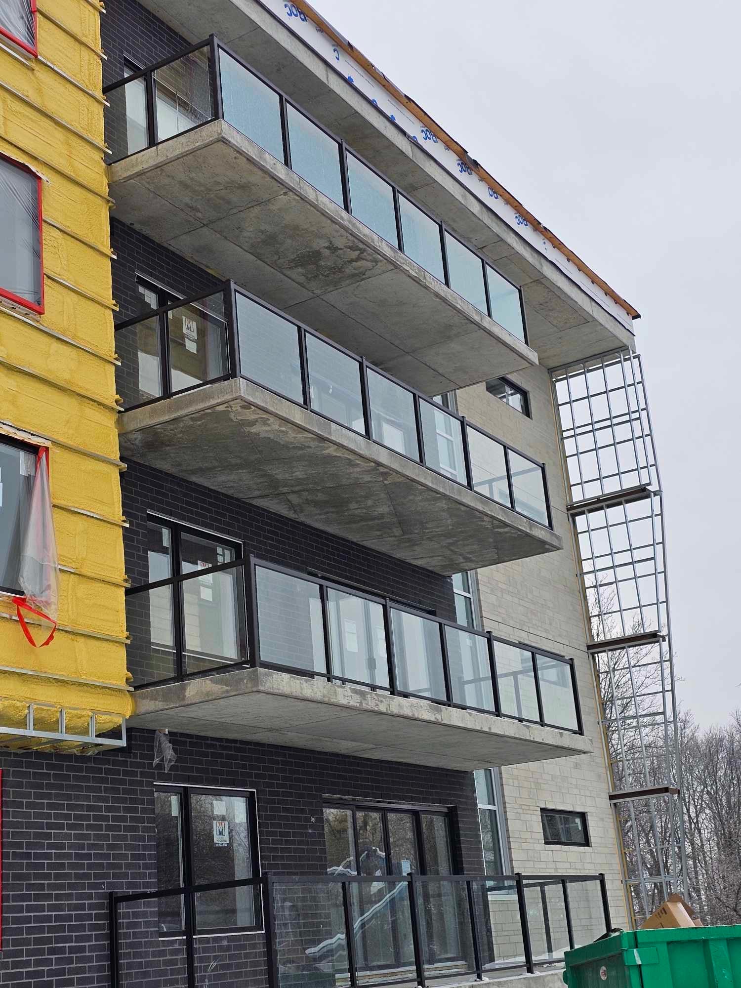Comment entretenir une terrasse en aluminium à Ottawa au fil des quatre saisons